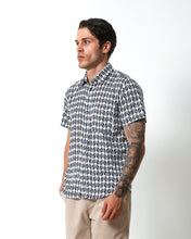 Load image into Gallery viewer, KRAKEN -&quot;INGLE&quot;- Straight / Loose-Cut Short Sleeve Shirt